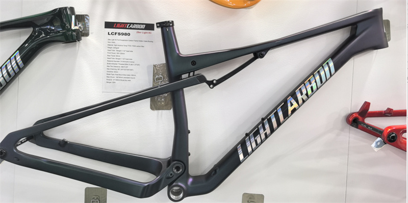 Quadro de carbono com suspensão total XC LCFS980